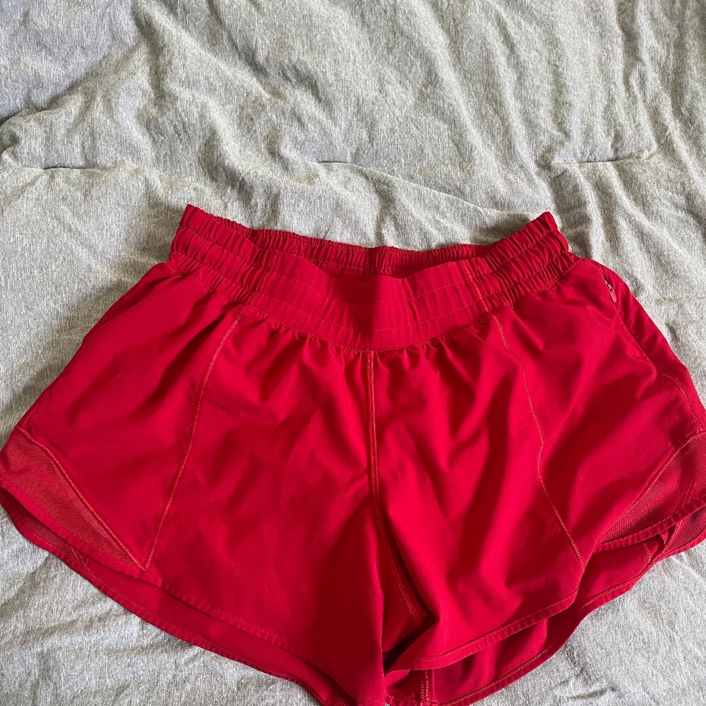 Red Lululemon size 6 low-rise 4 inch hotty hot shorts